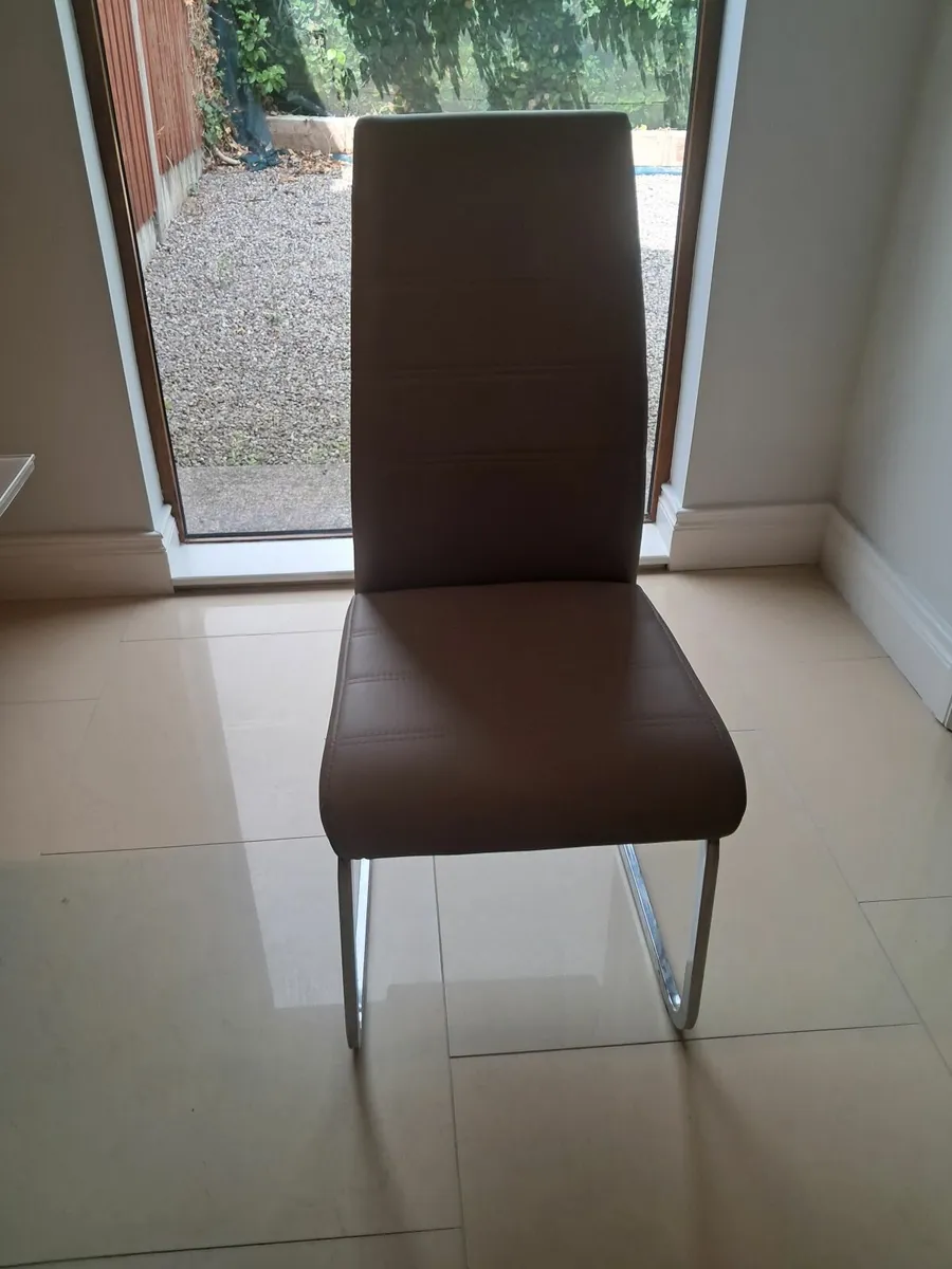 Table and chairs - Image 3