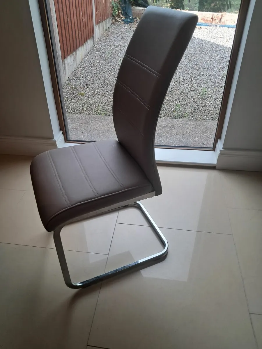 Table and chairs - Image 4
