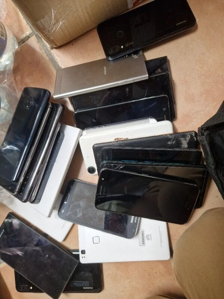 about 100 phone untest - Image 1