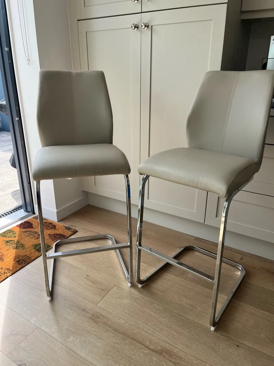 Set of four Elissa kitchen bar stools - Image 1
