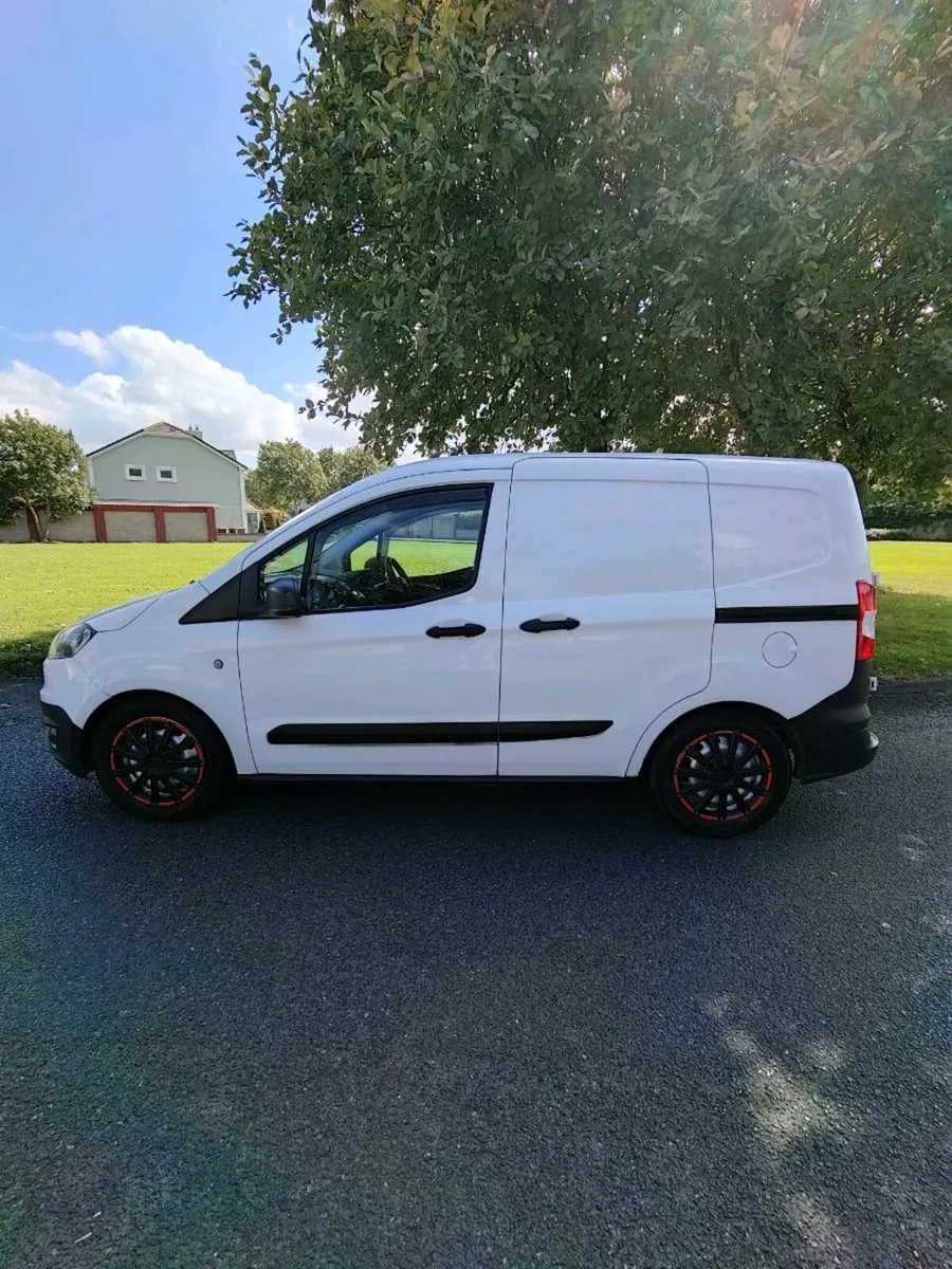 Ford Transit Courier - Image 3