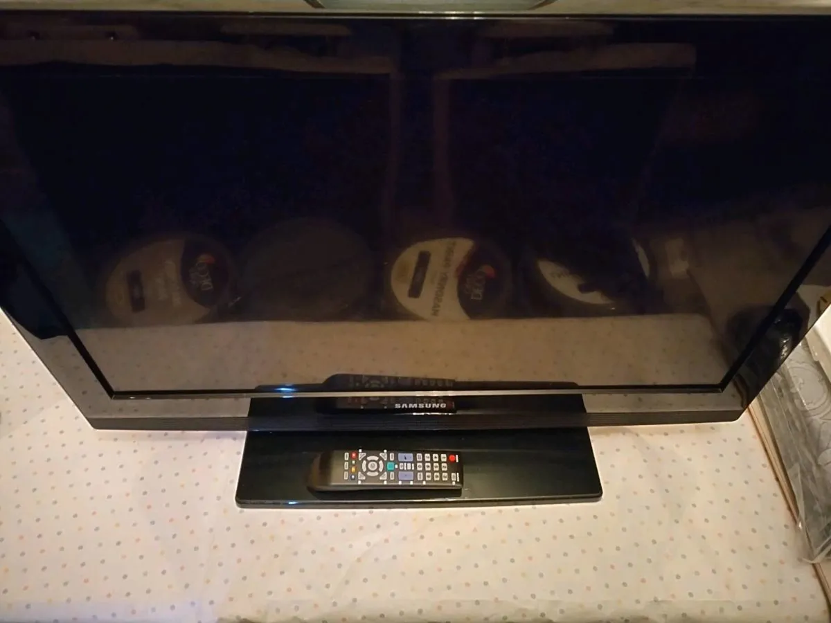 Samsung 32- inch HD TV with remote and stand - Image 1