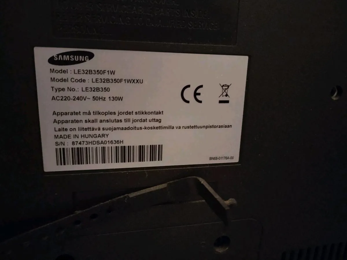 Samsung 32- inch HD TV with remote and stand - Image 2