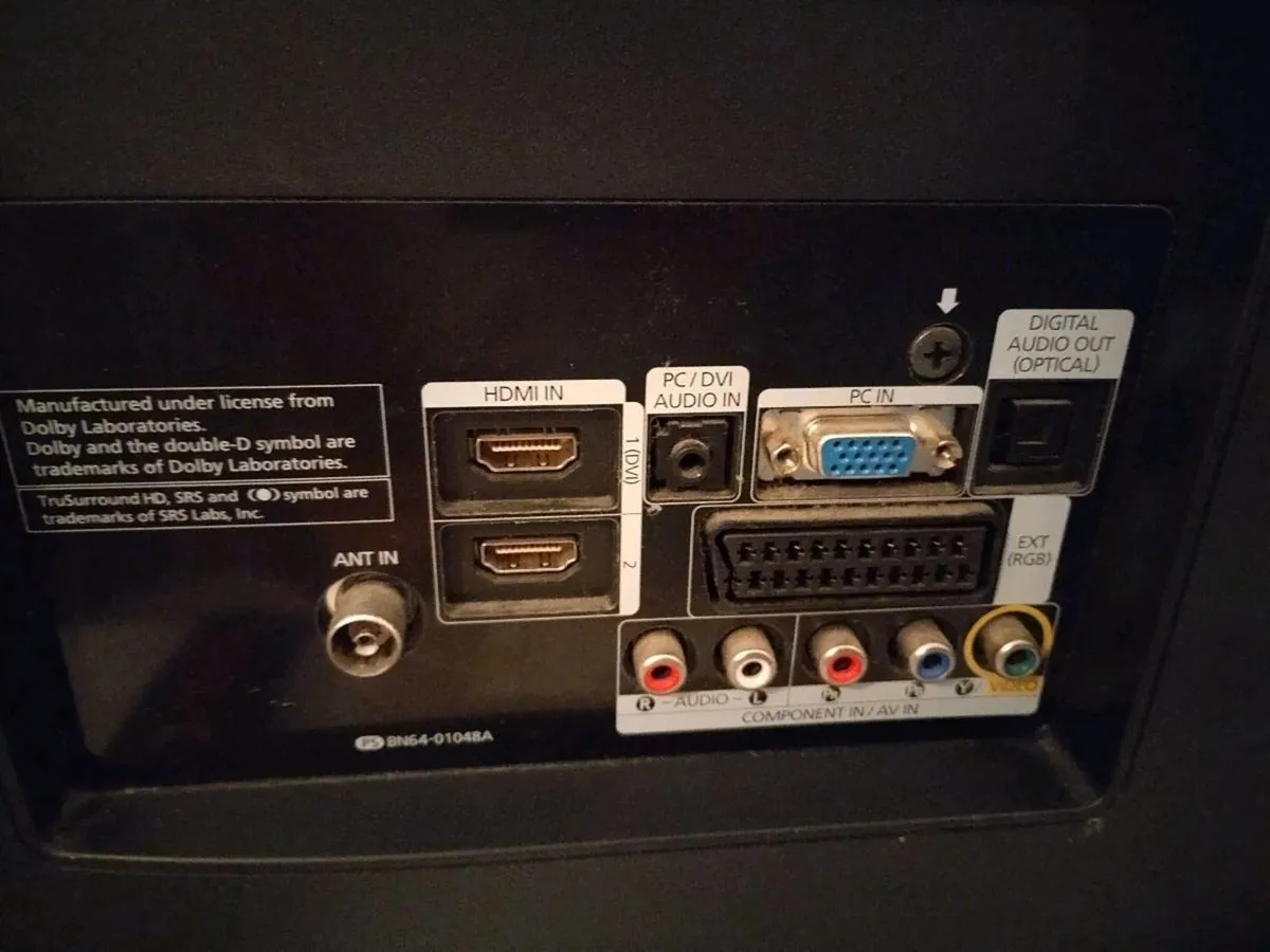 Samsung 32- inch HD TV with remote and stand - Image 3