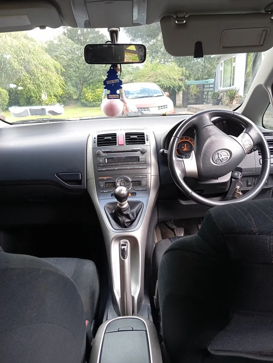 Toyota Auris 2009 - Image 2