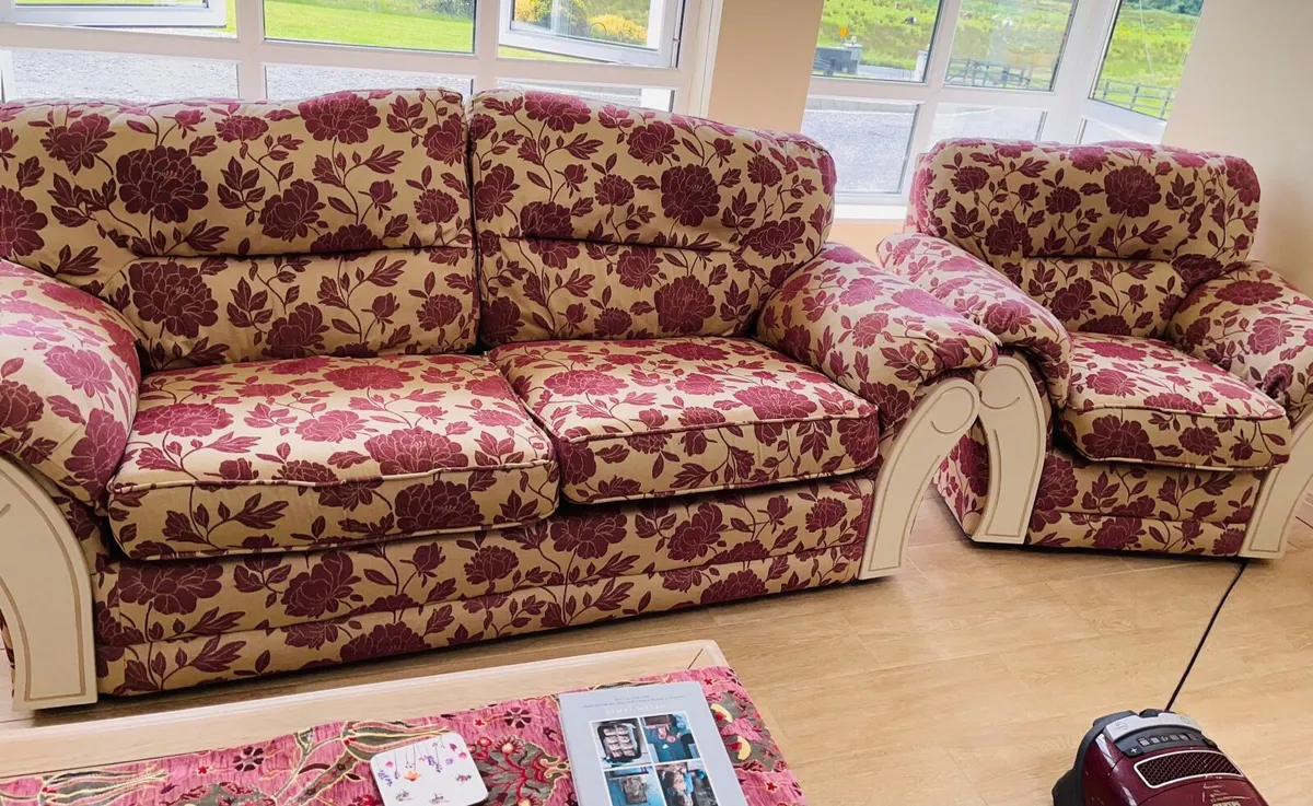 3 seater and 2x 1 seater couches great condition - Image 1