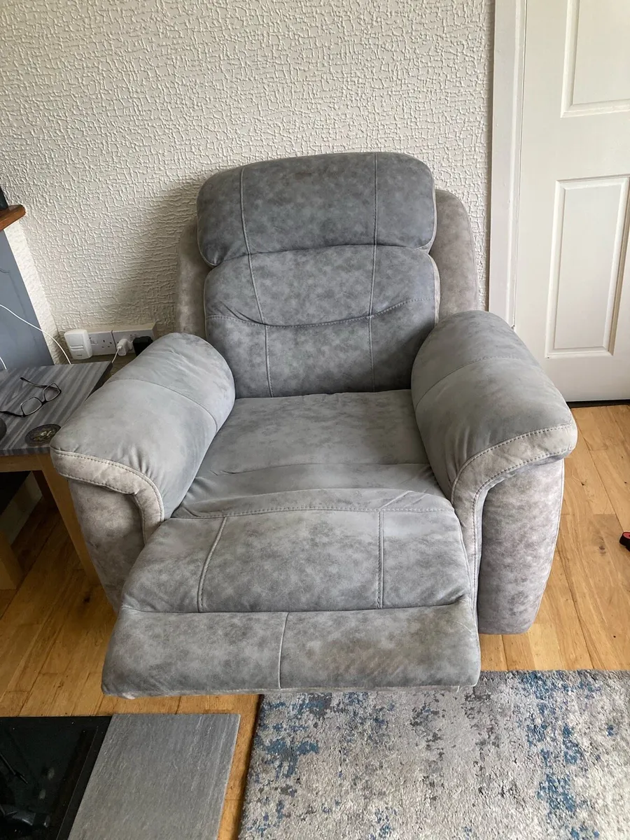 Recliner chair electric - Image 1