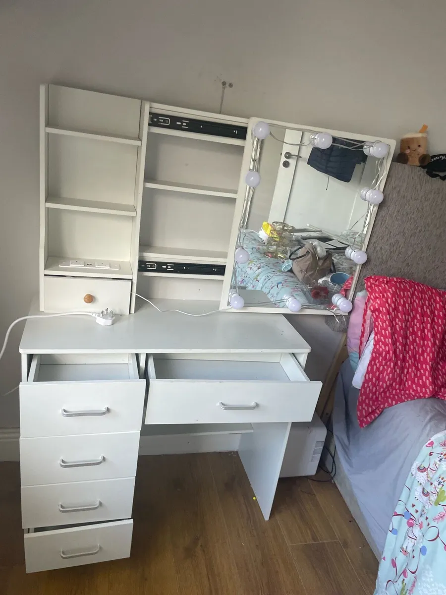 White vanity table - Image 1