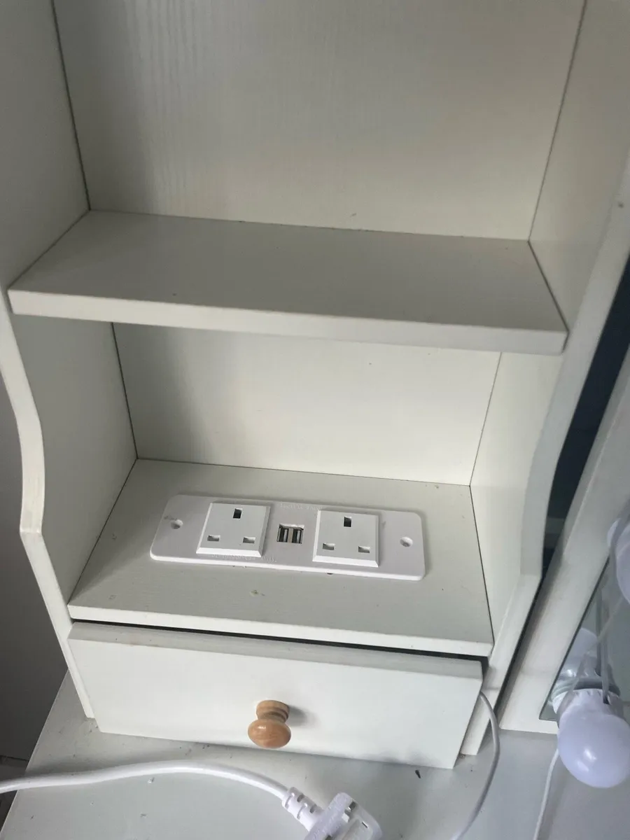 White vanity table - Image 3