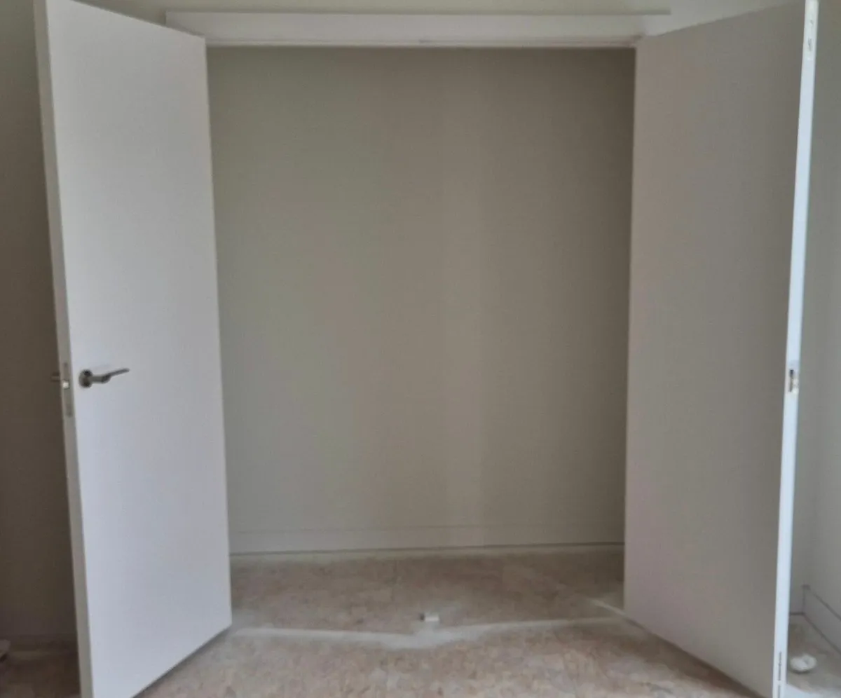 Double interior doors. - Image 2