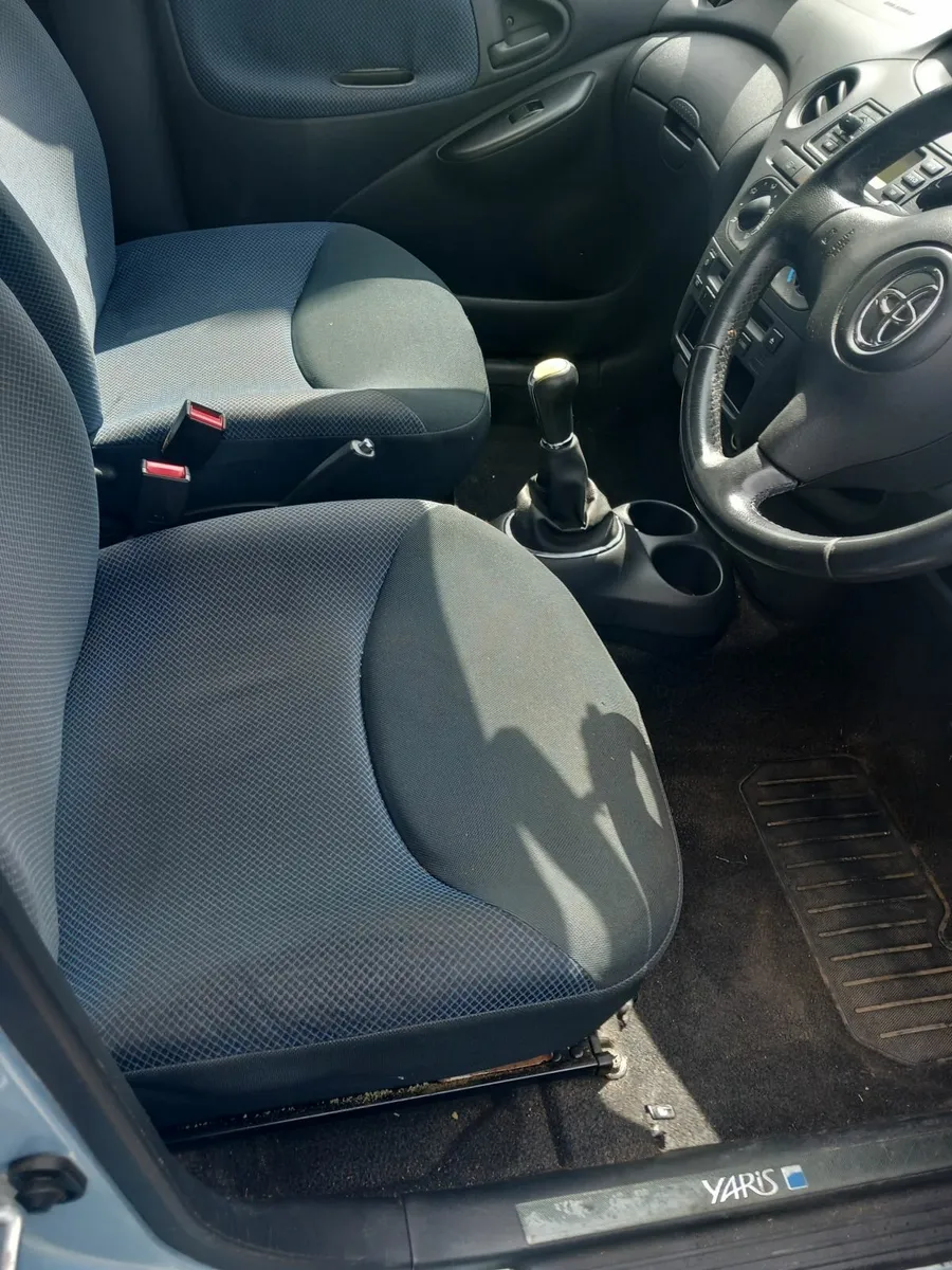 05 TOYOTA YARIS 1LT PETROL €1350 - Image 4