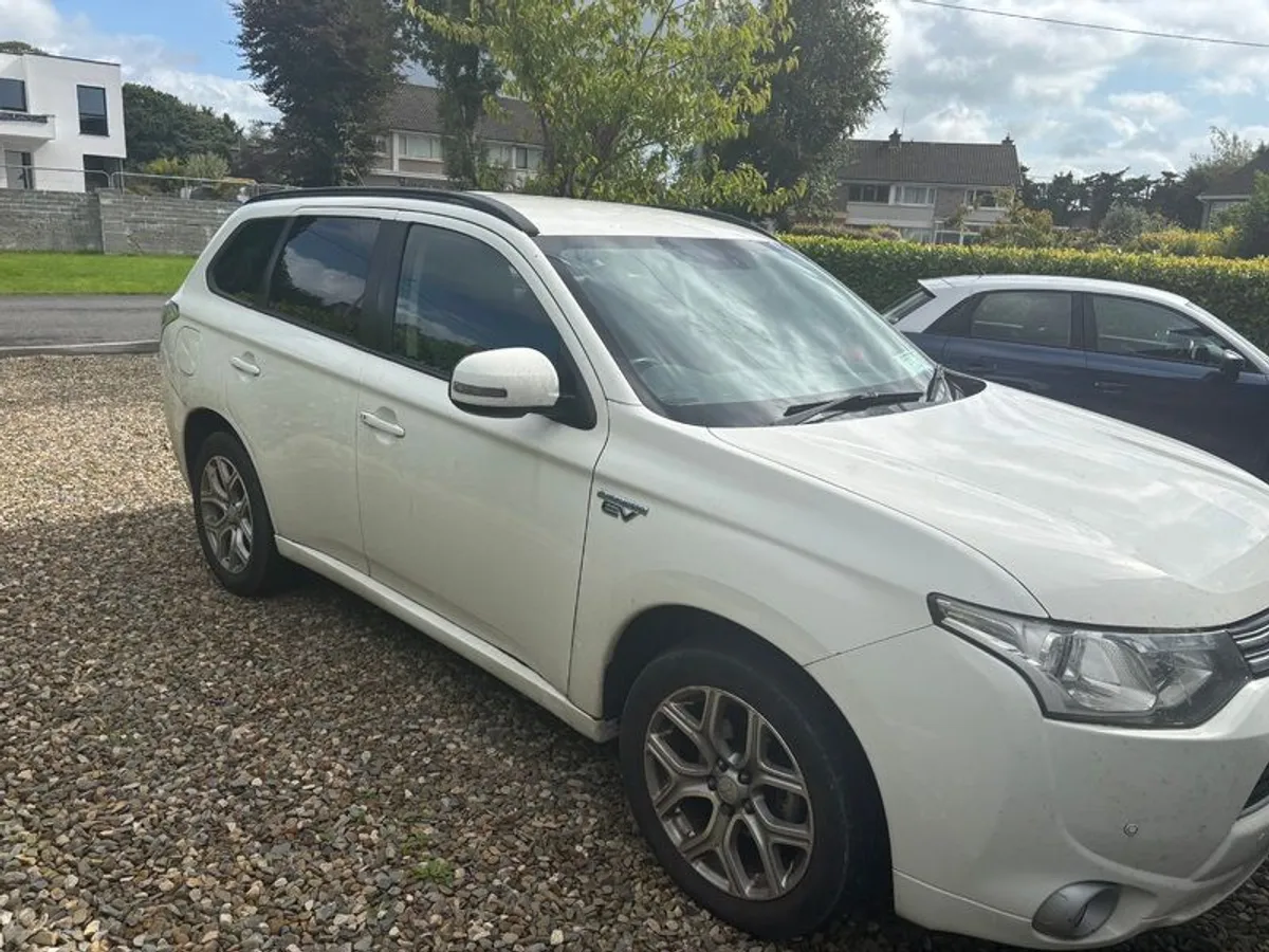 2015 Mitsubishi Outlander - Image 1