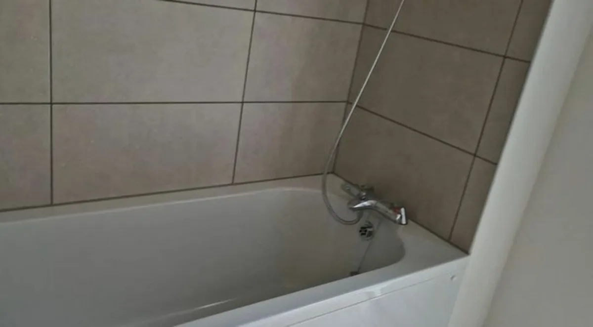 Bath tub. - Image 1
