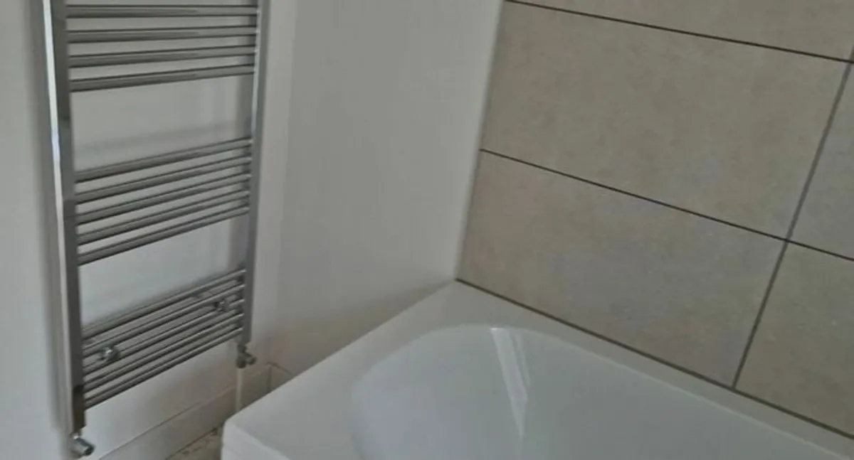 Bath tub. - Image 2
