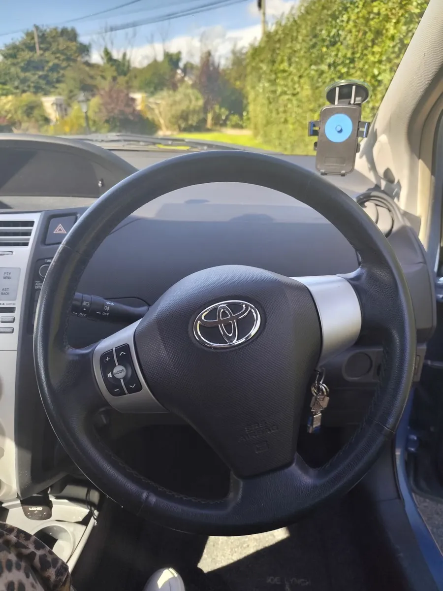 AUTOMATIC Toyota Yaris 2006 - Image 2