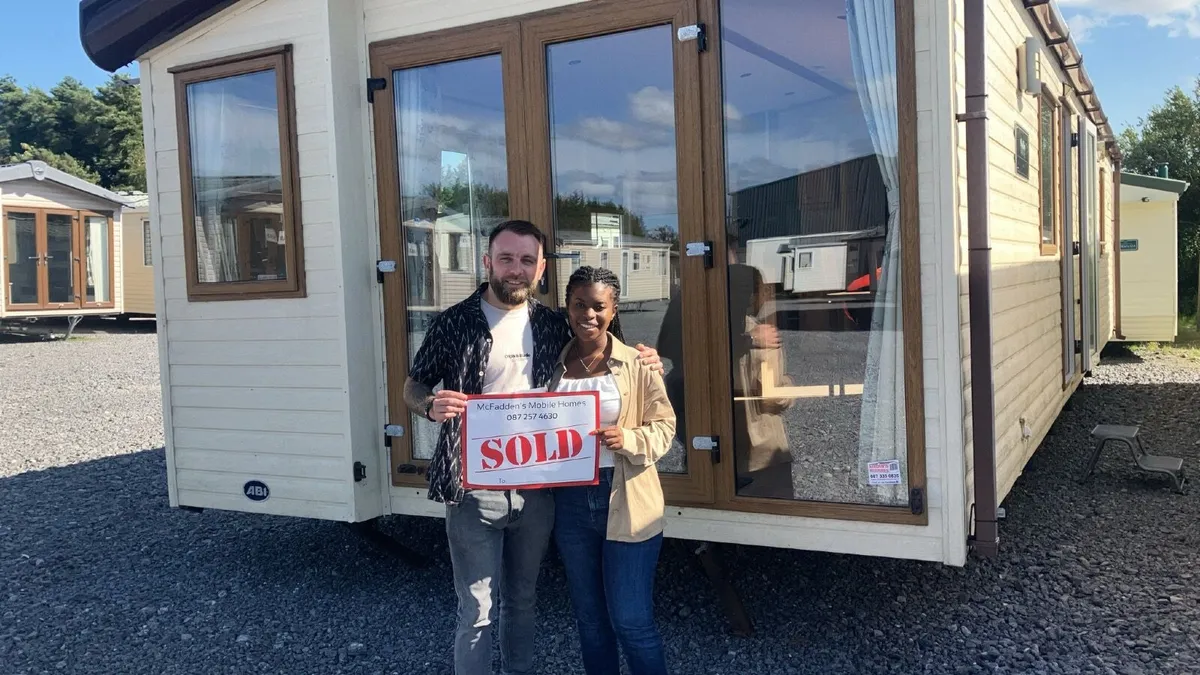 SNAPPED UP. ANOTHER HAPPY COUPLE - Image 1