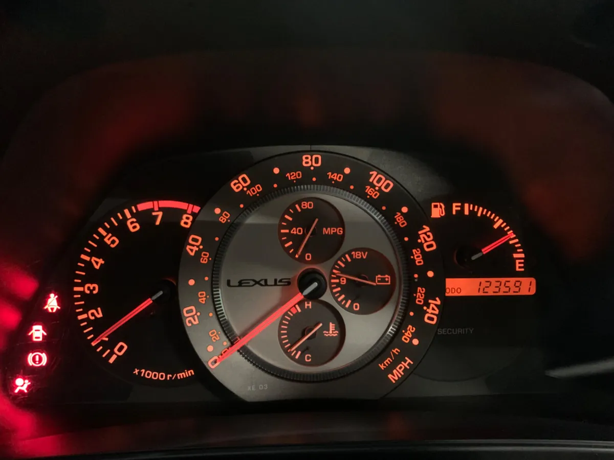 2001 LEXUS IS200 SPORT | LSD | SUNROOF - Image 2