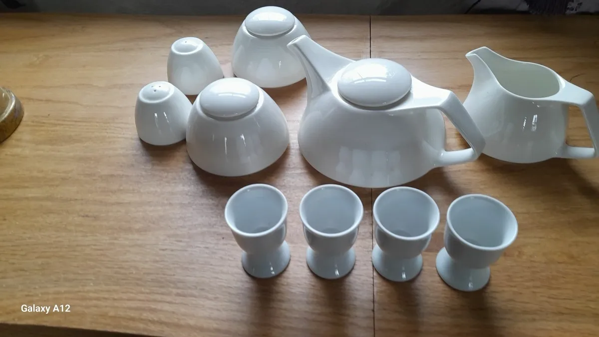 Tea set, egg cups s&p