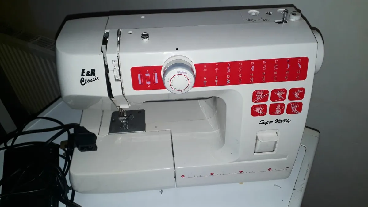 E&R Classic Sewing Machine - Image 1