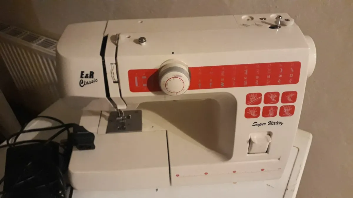 E&R Classic Sewing Machine - Image 2