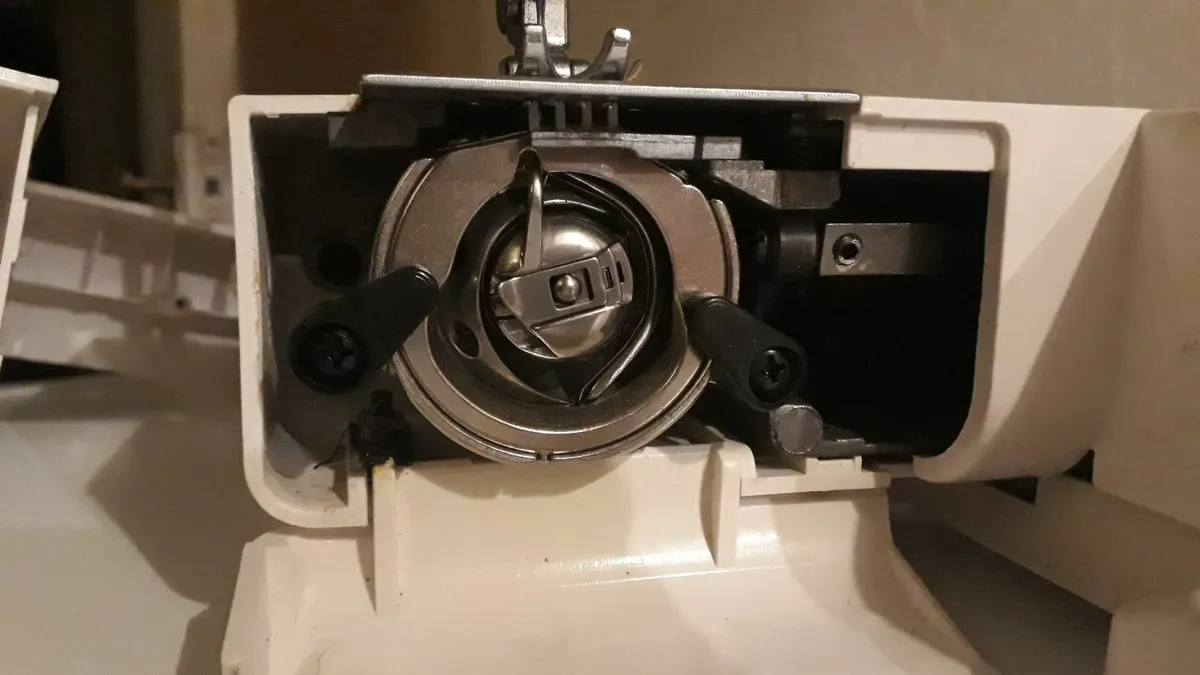 E&R Classic Sewing Machine - Image 3