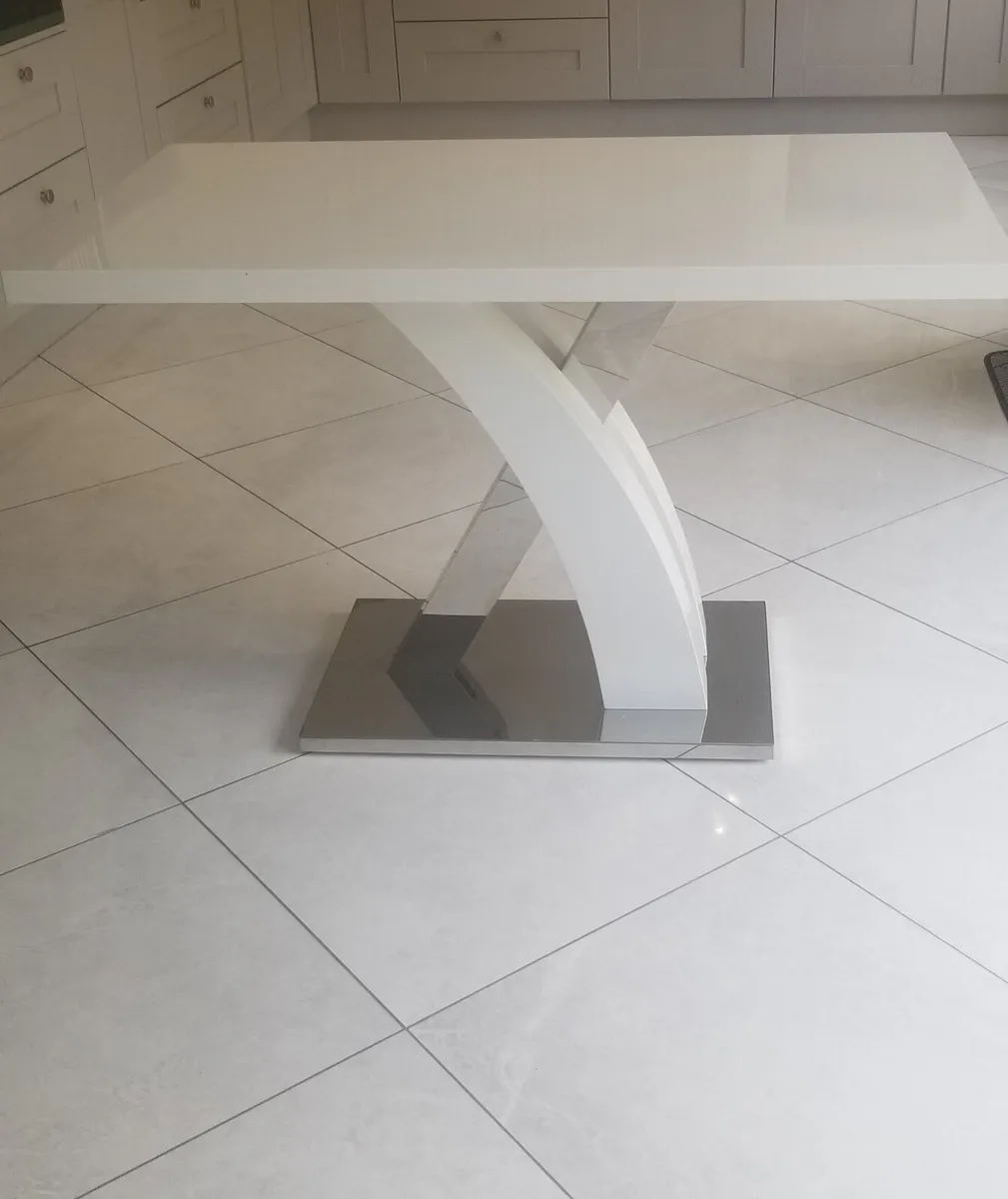 Chowchilla White High Gloss Dining Table - Image 3