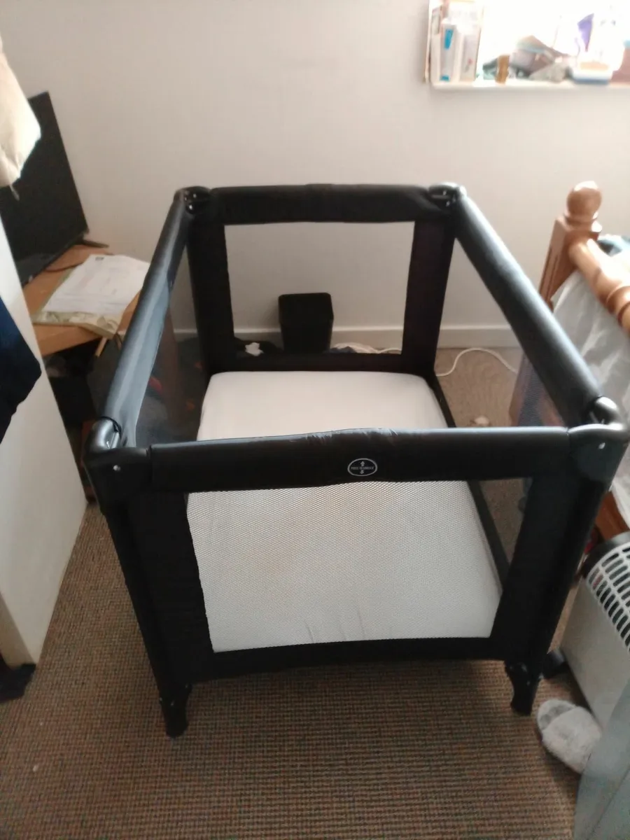 Babylo travel cot - Image 1