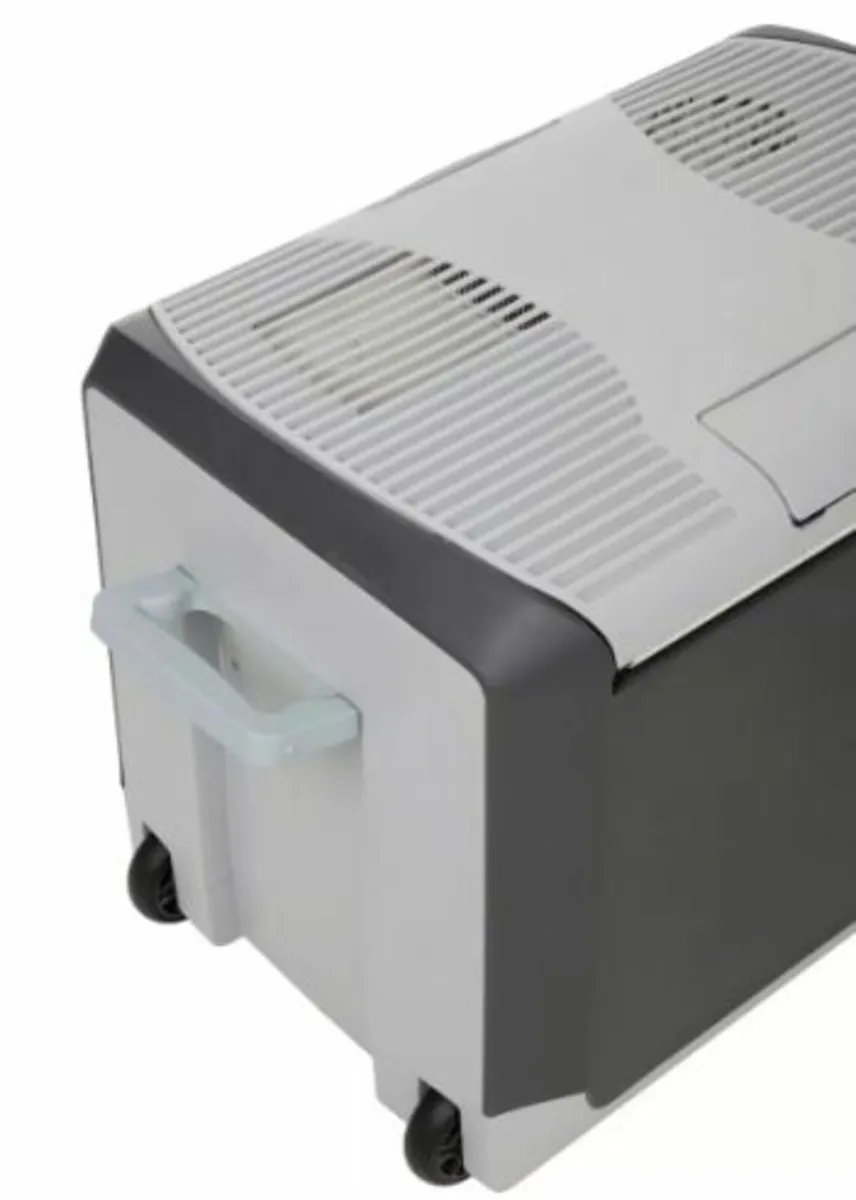 Cool Box with handle and wheels - Image 4