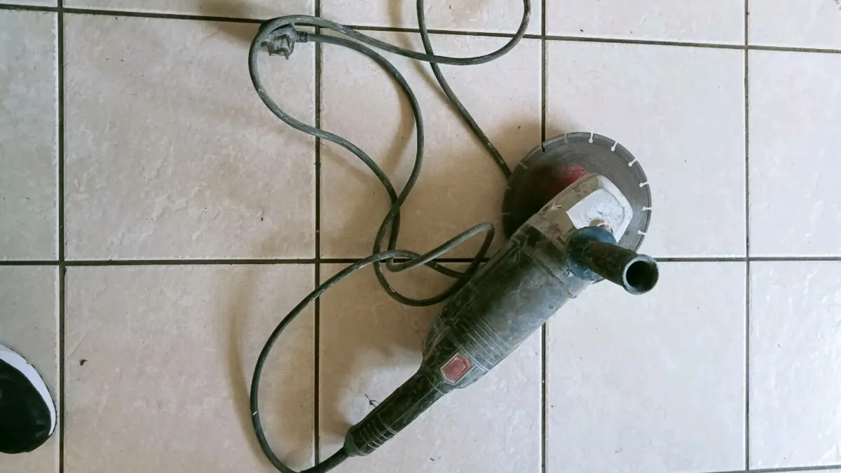9" Grinder 240v - Image 1