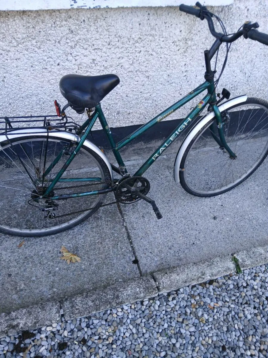Two adults bikes and three kids bikes all working - Image 2