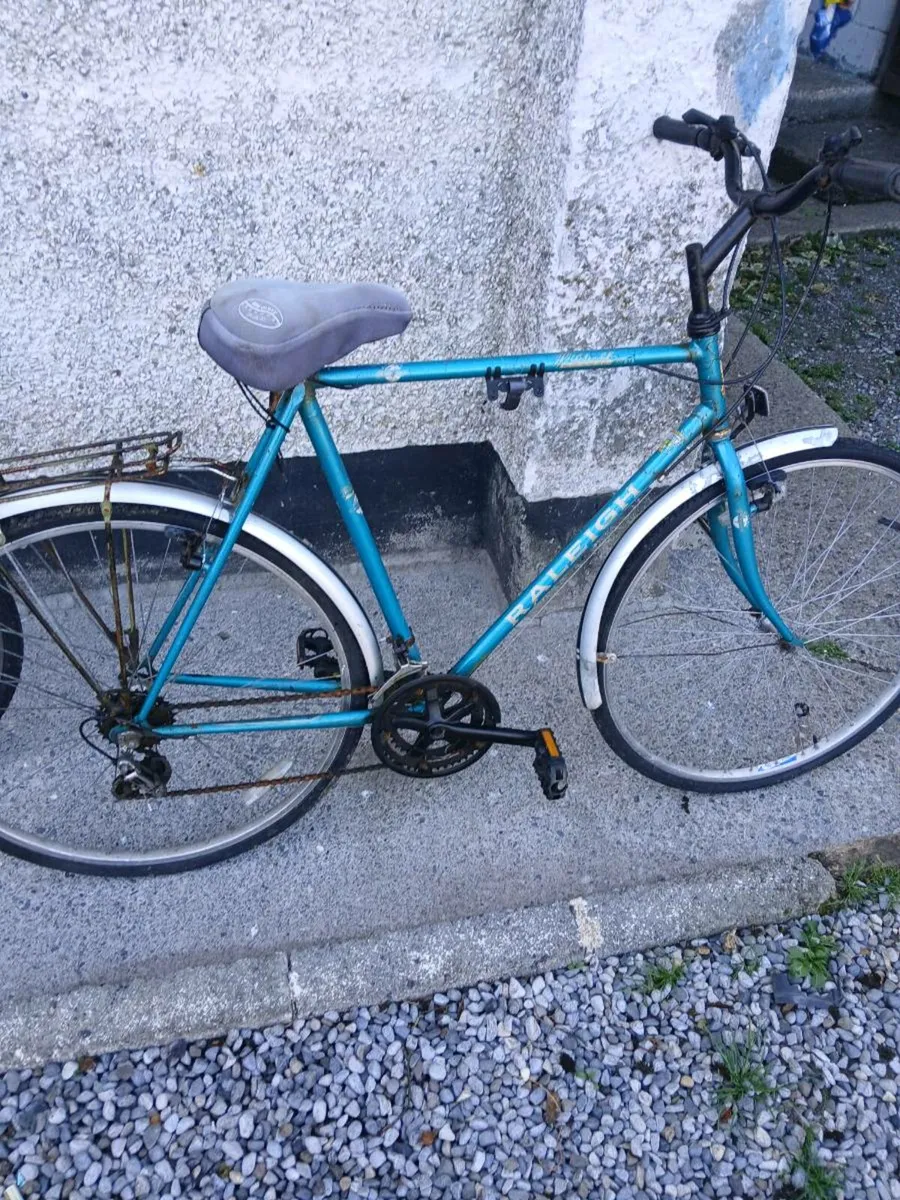 Two adults bikes and three kids bikes all working - Image 3
