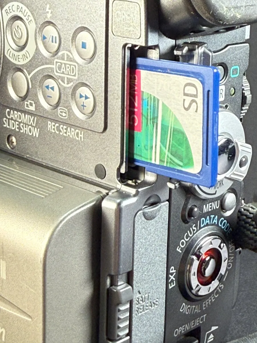Canon MVX10i miniDV camcorder with accessories - Image 2