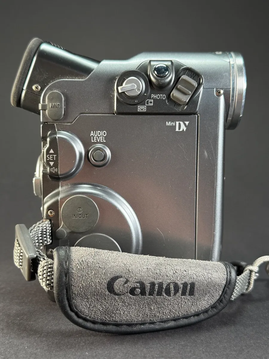 Canon MVX10i miniDV camcorder with accessories - Image 3