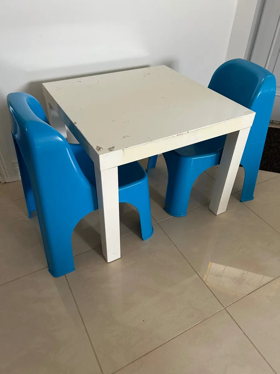 Children activity table and chairs - Image 1