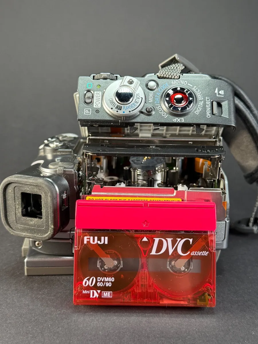 Canon MVX10i miniDV camcorder with accessories - Image 4