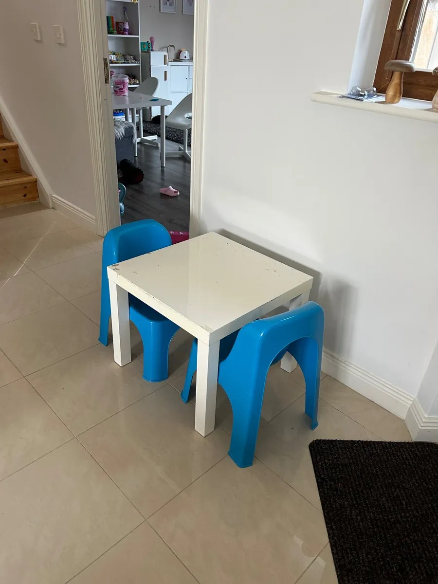 Children activity table and chairs - Image 2