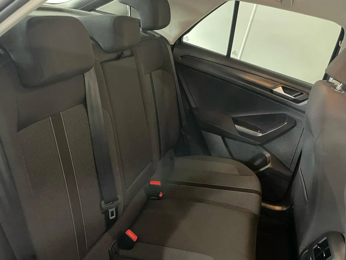 Volkswagen T-Roc LIFE 2.0 TDI MANUAL 6SPEED FWD 11 - Image 3