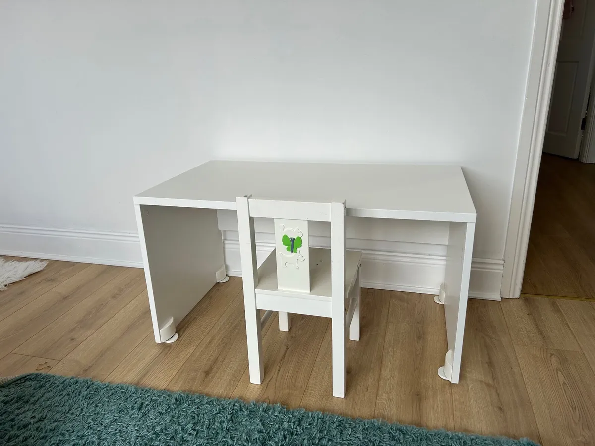 Small children desk + chair - Image 1