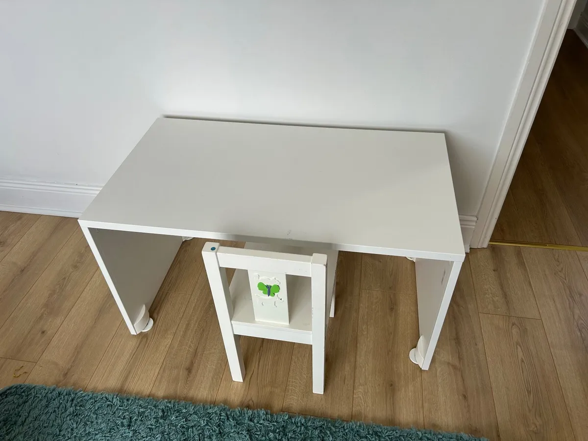 Small children desk + chair - Image 2