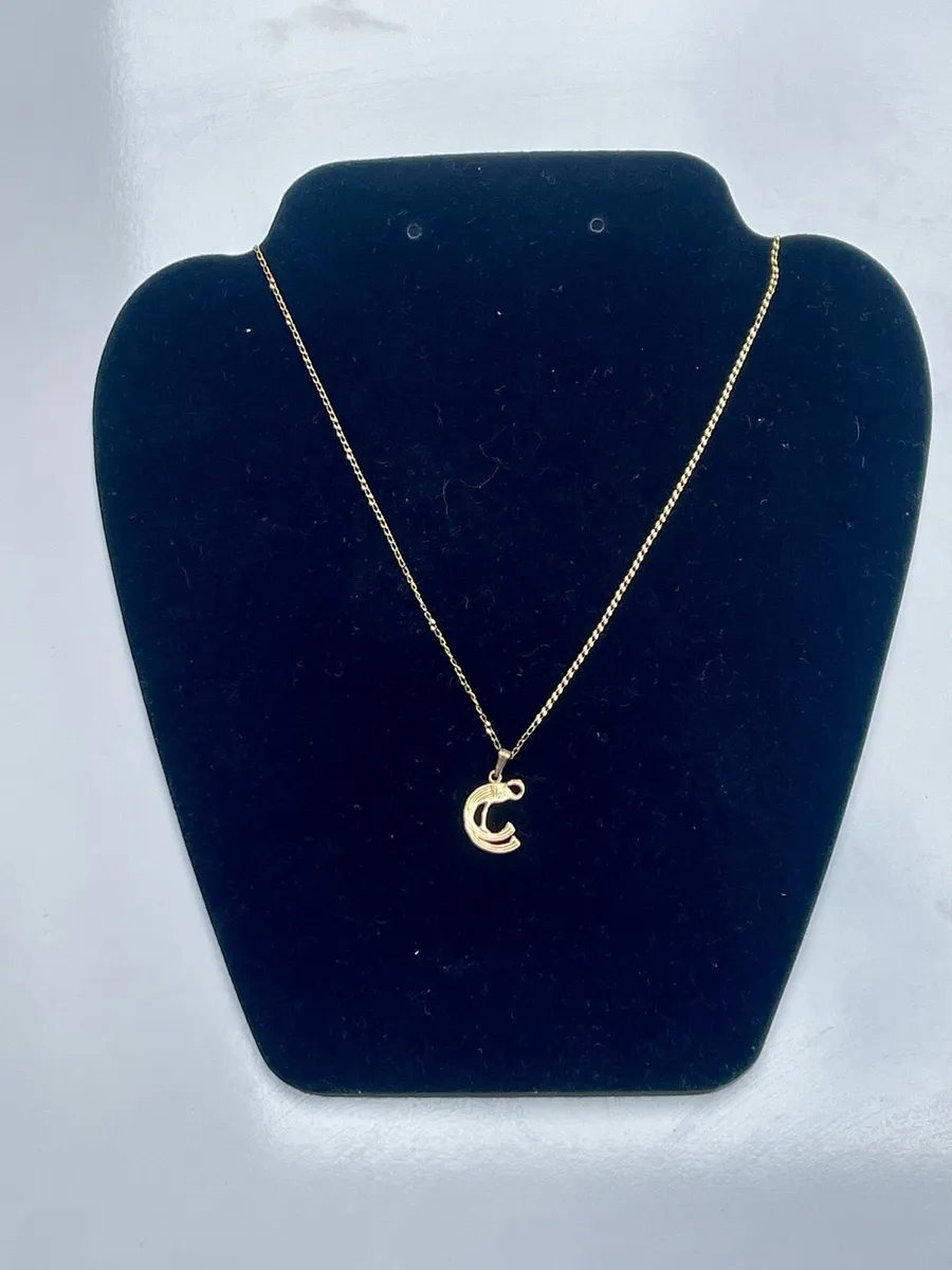 9ct Gold Chain and Pendant - Image 1