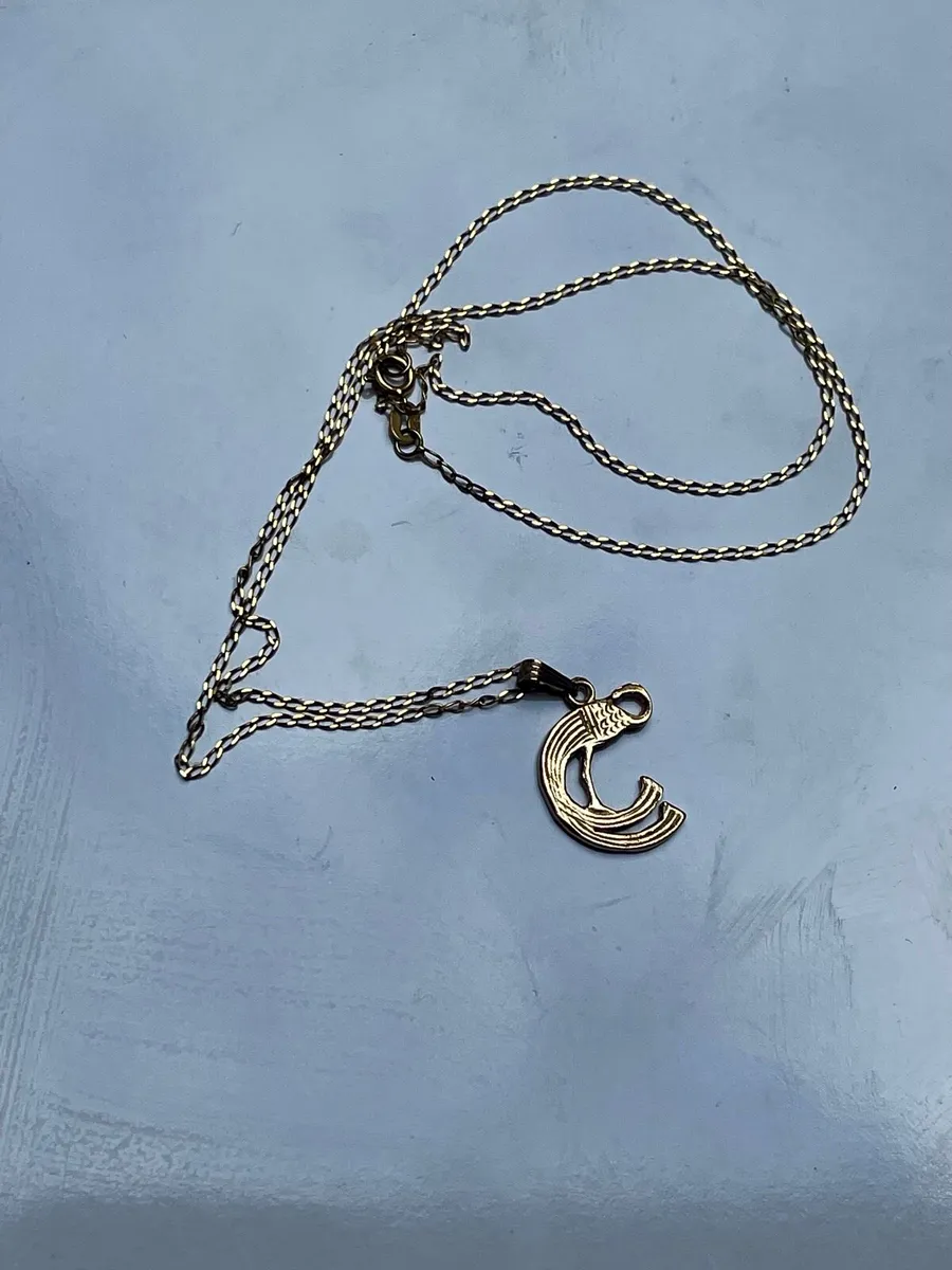 9ct Gold Chain and Pendant - Image 2