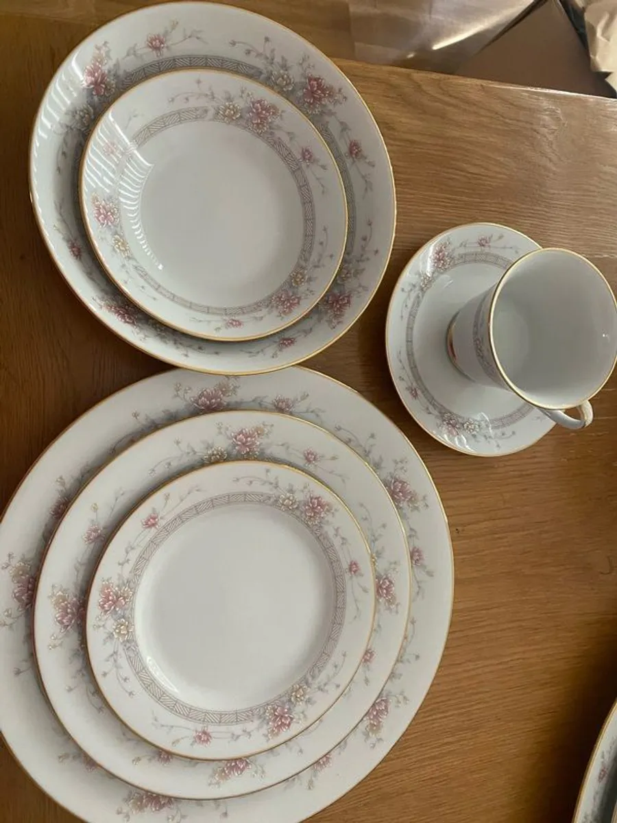 90 Piece Dinnerware set - Image 1