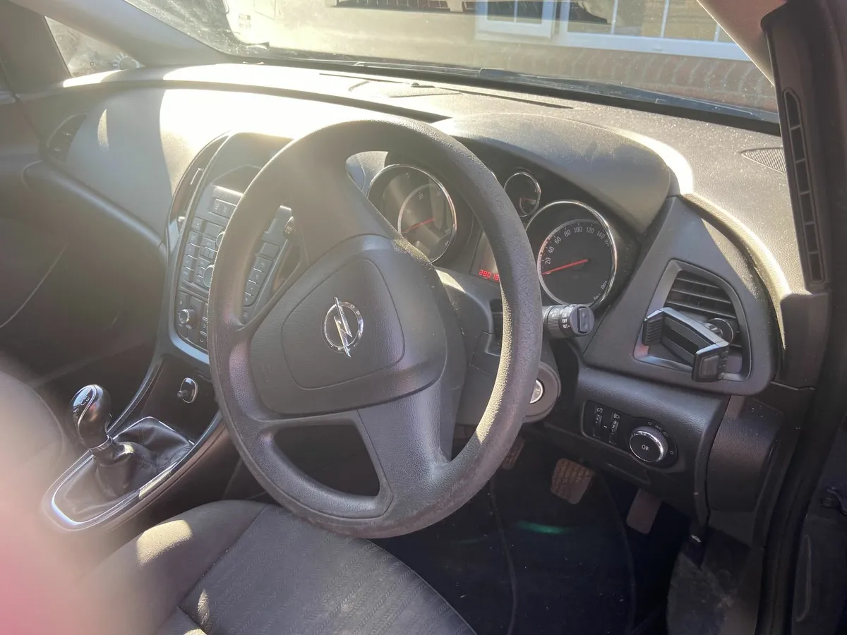 Opel Astra 2015 - Image 3