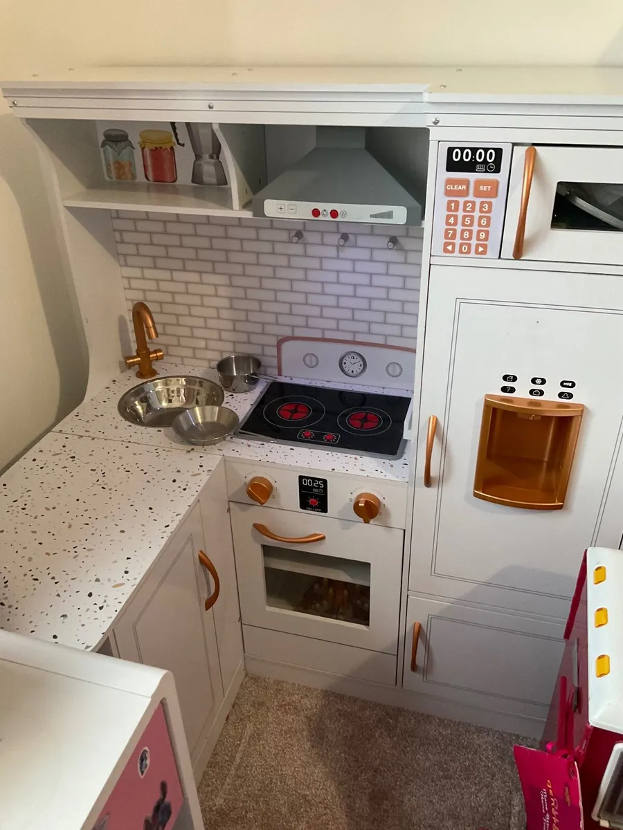 Wooden kitchen , lights & sounds - Image 1