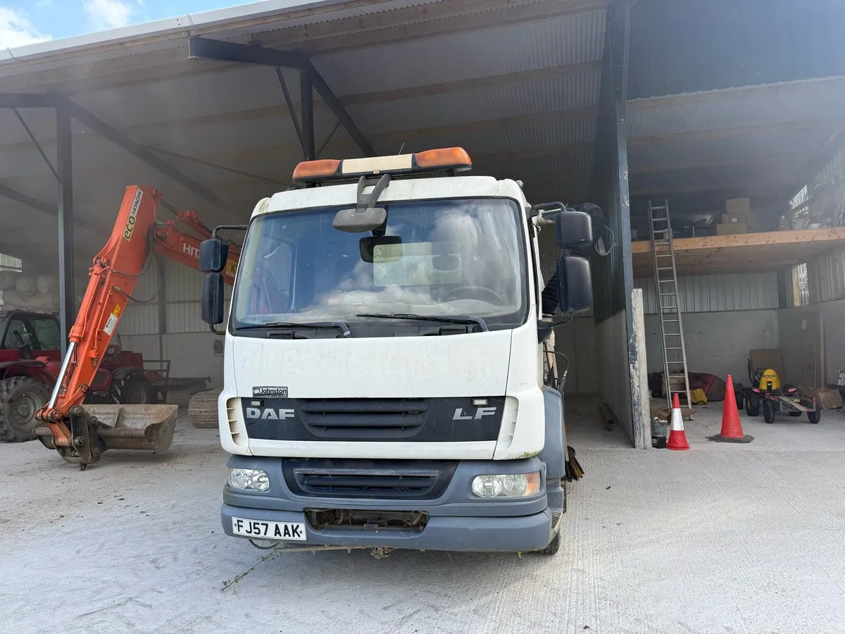 Road sweeper - Image 1