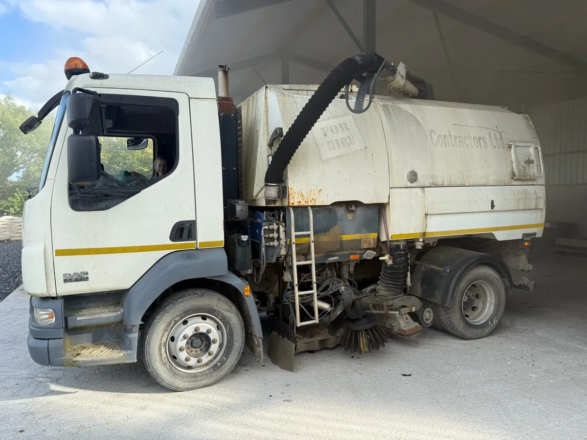 Road sweeper - Image 2