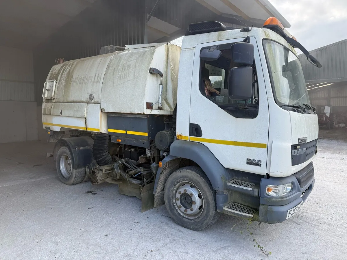 Road sweeper - Image 4