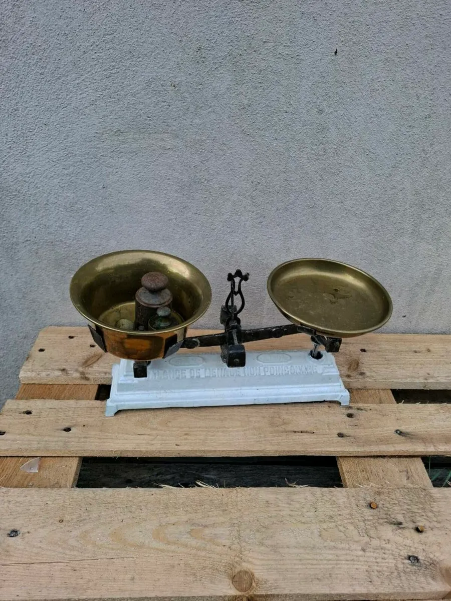 Antique scale with weights possible to post