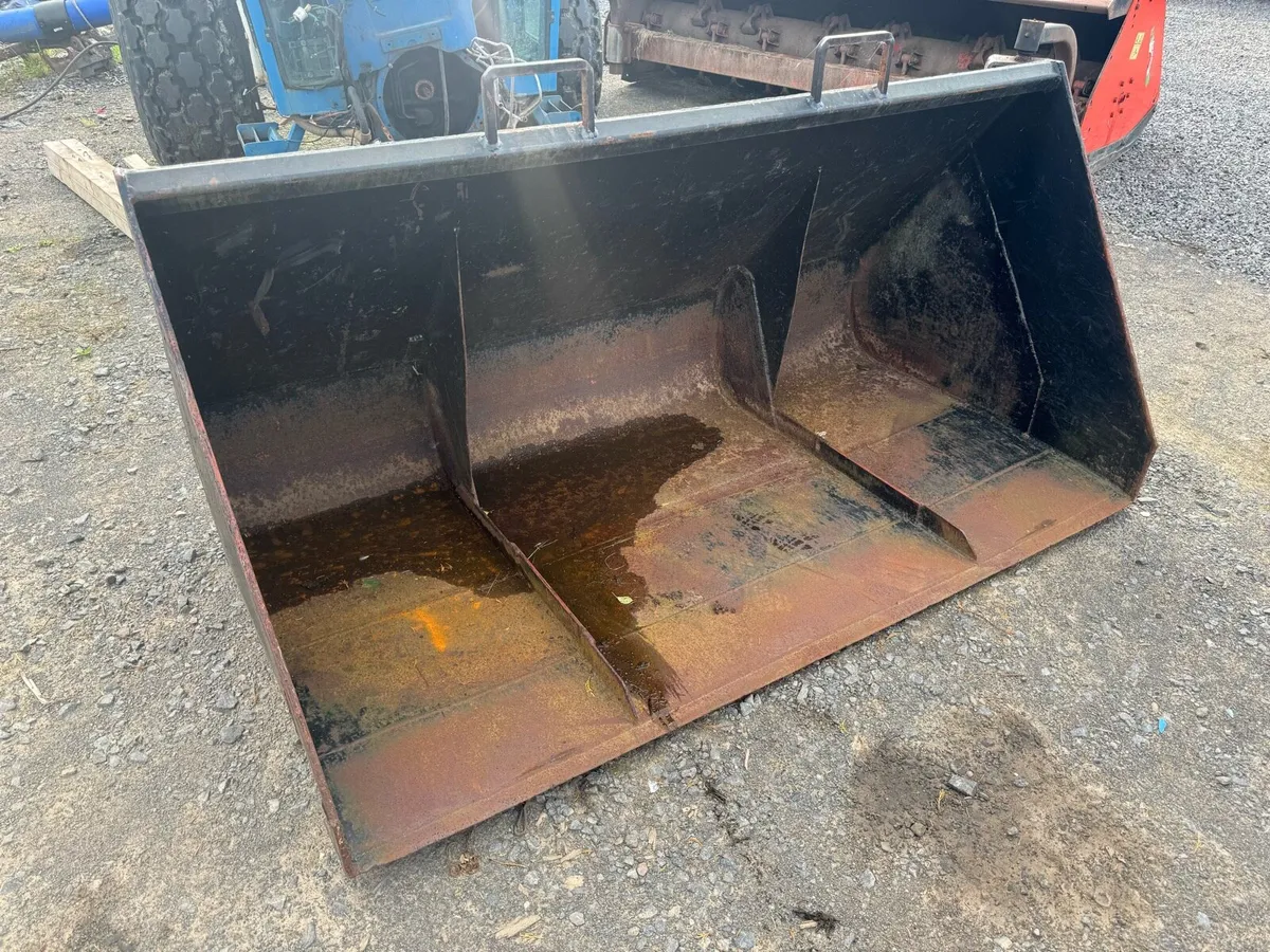 Bucket and forks pin and cone brackets - Image 1