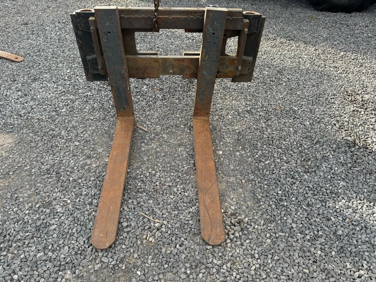 Bucket and forks pin and cone brackets - Image 3
